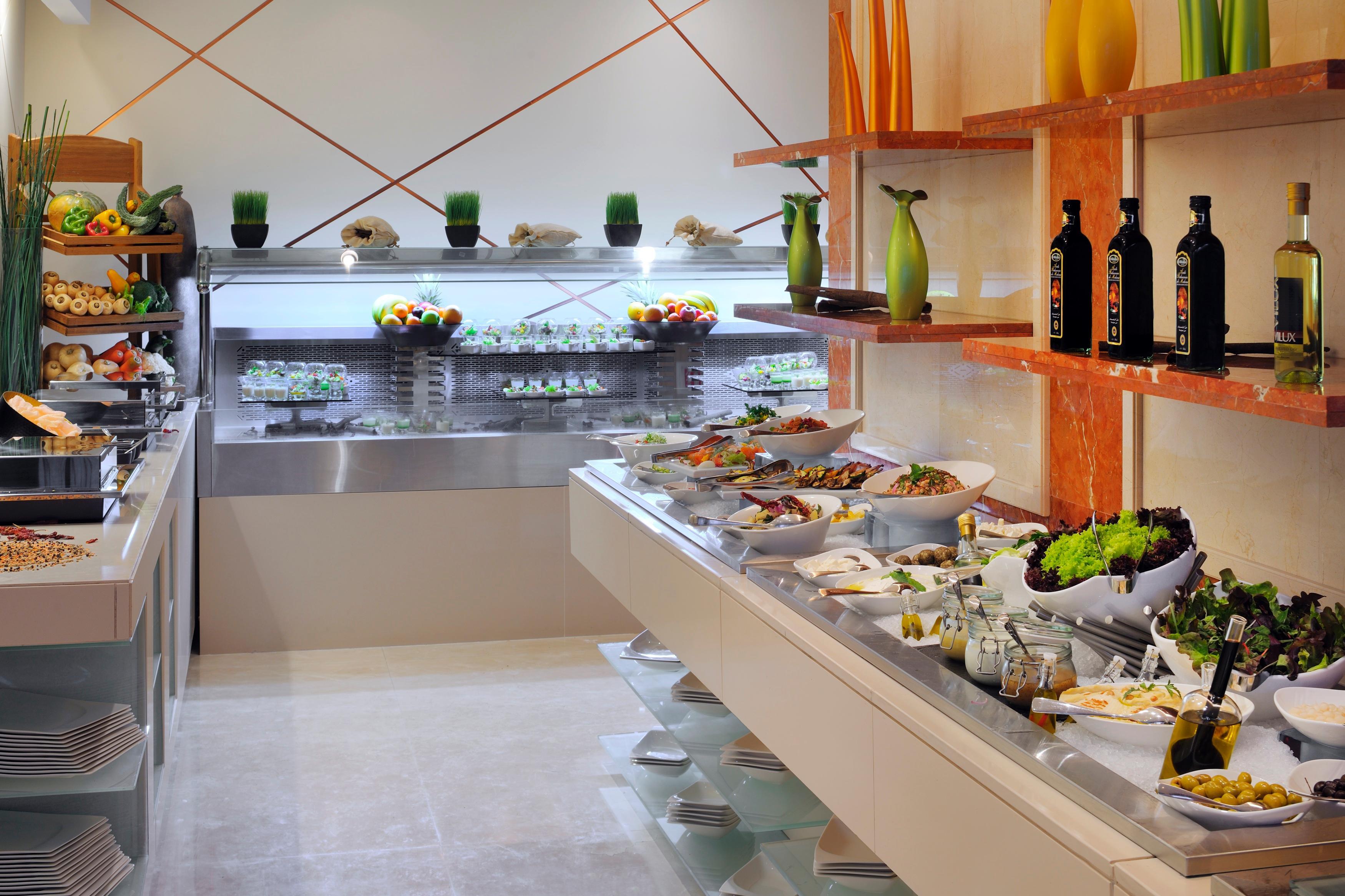 Moevenpick Hotel Jumeirah Lakes Towers Dubai Exteriör bild A salad bar