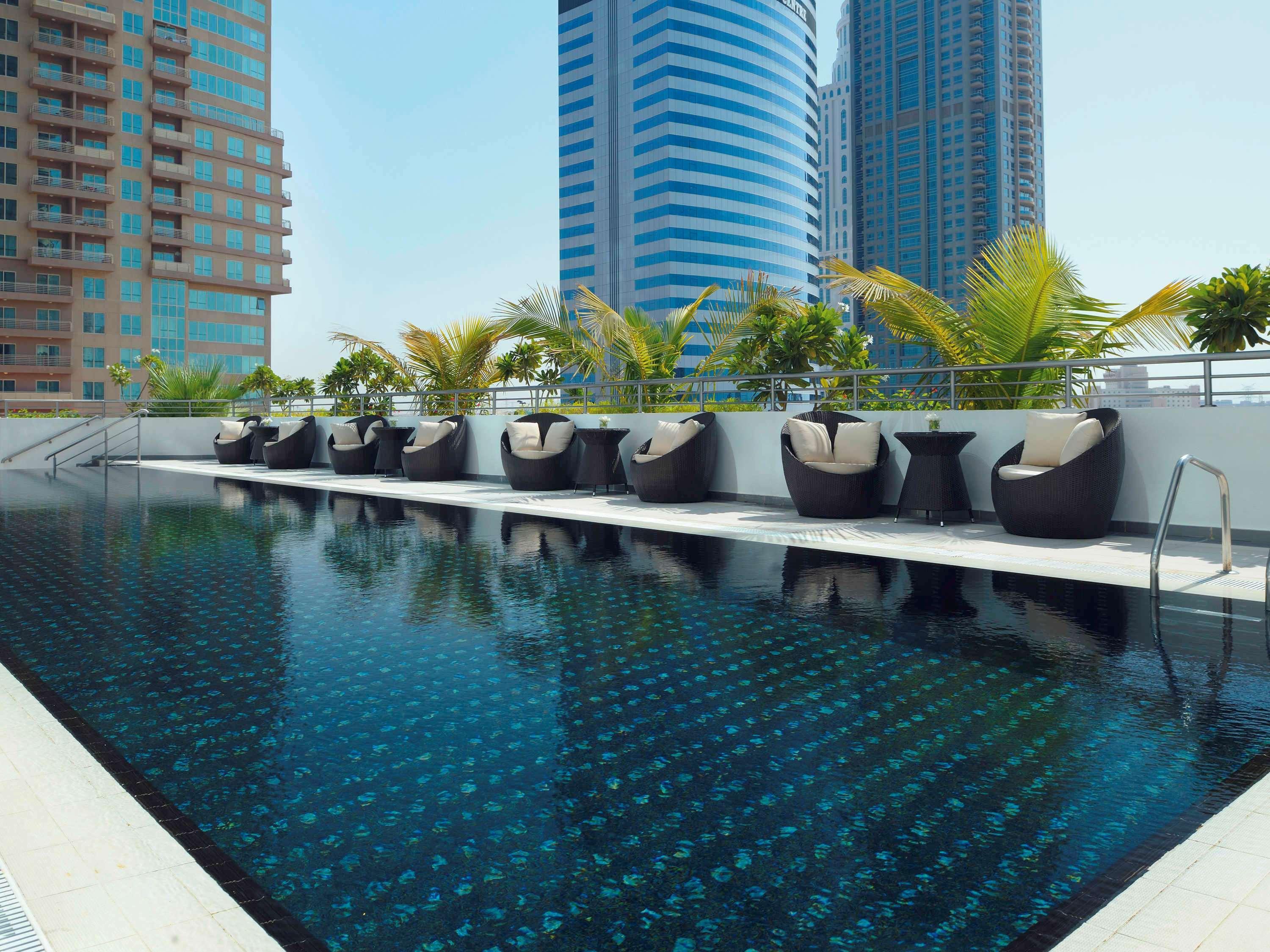 Moevenpick Hotel Jumeirah Lakes Towers Dubai Exteriör bild The pool at the hotel