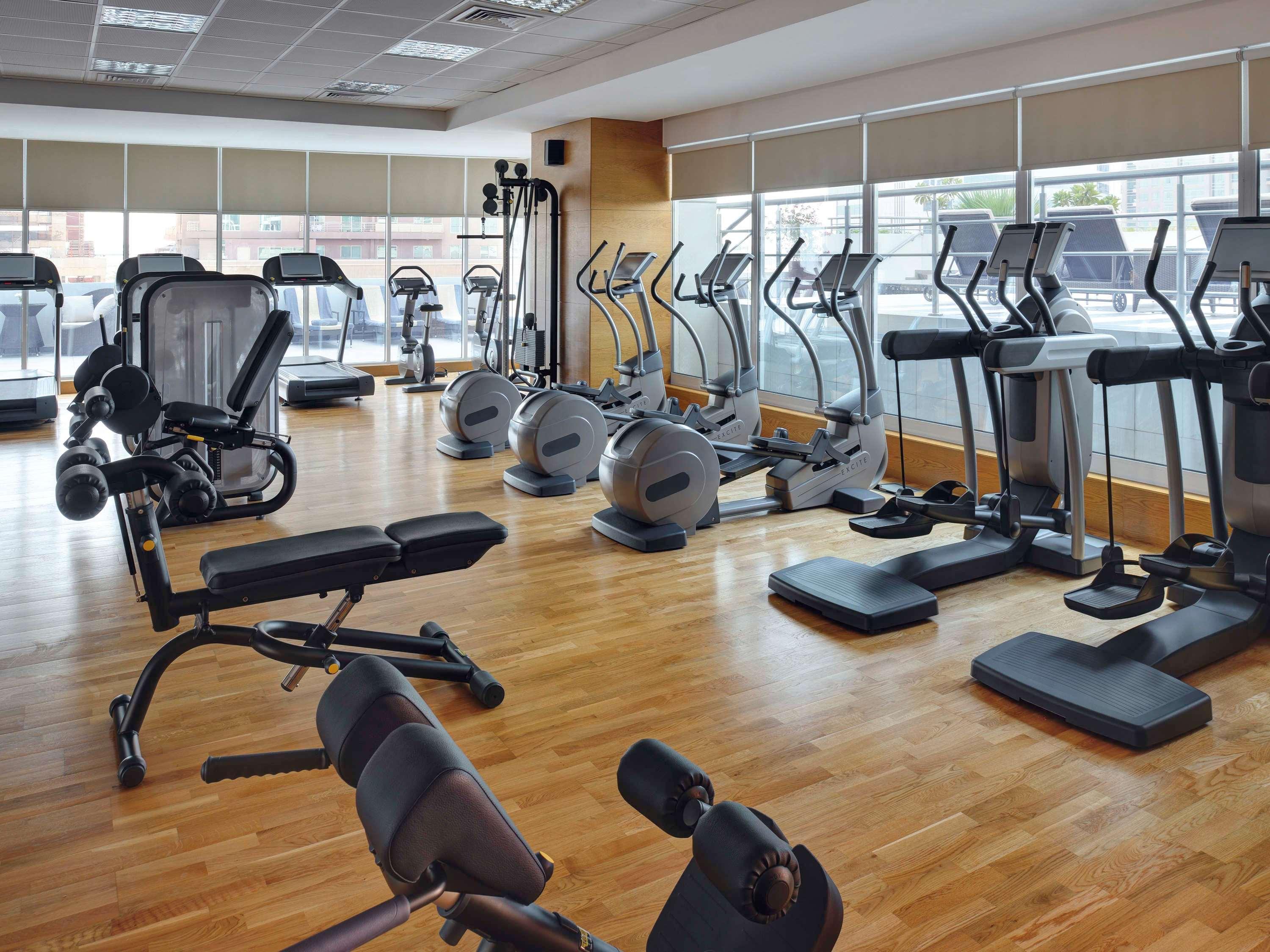 Moevenpick Hotel Jumeirah Lakes Towers Dubai Exteriör bild A gym at a hotel
