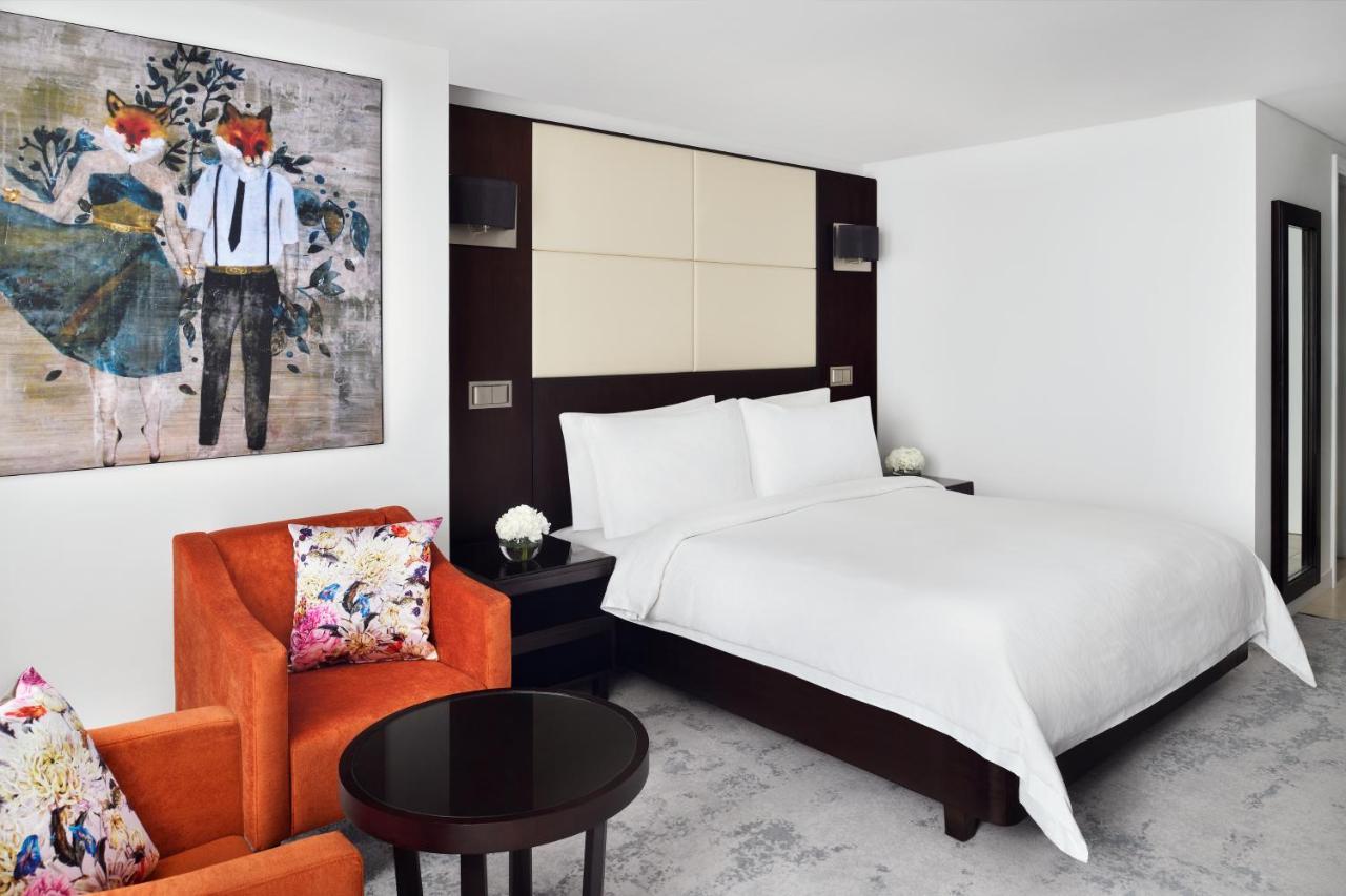 Moevenpick Hotel Jumeirah Lakes Towers Dubai Exteriör bild A bedroom at the hotel