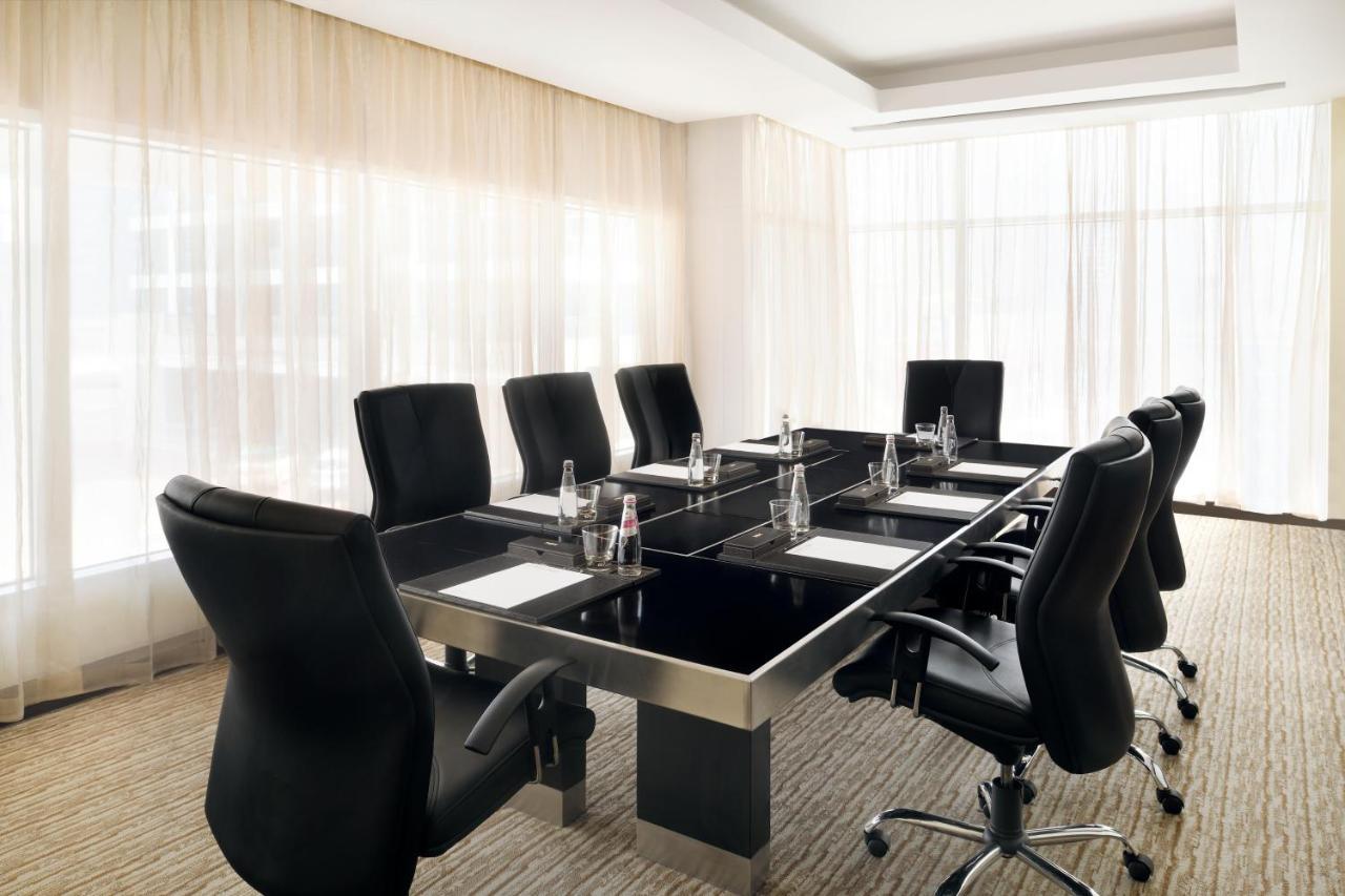 Moevenpick Hotel Jumeirah Lakes Towers Dubai Exteriör bild A boardroom
