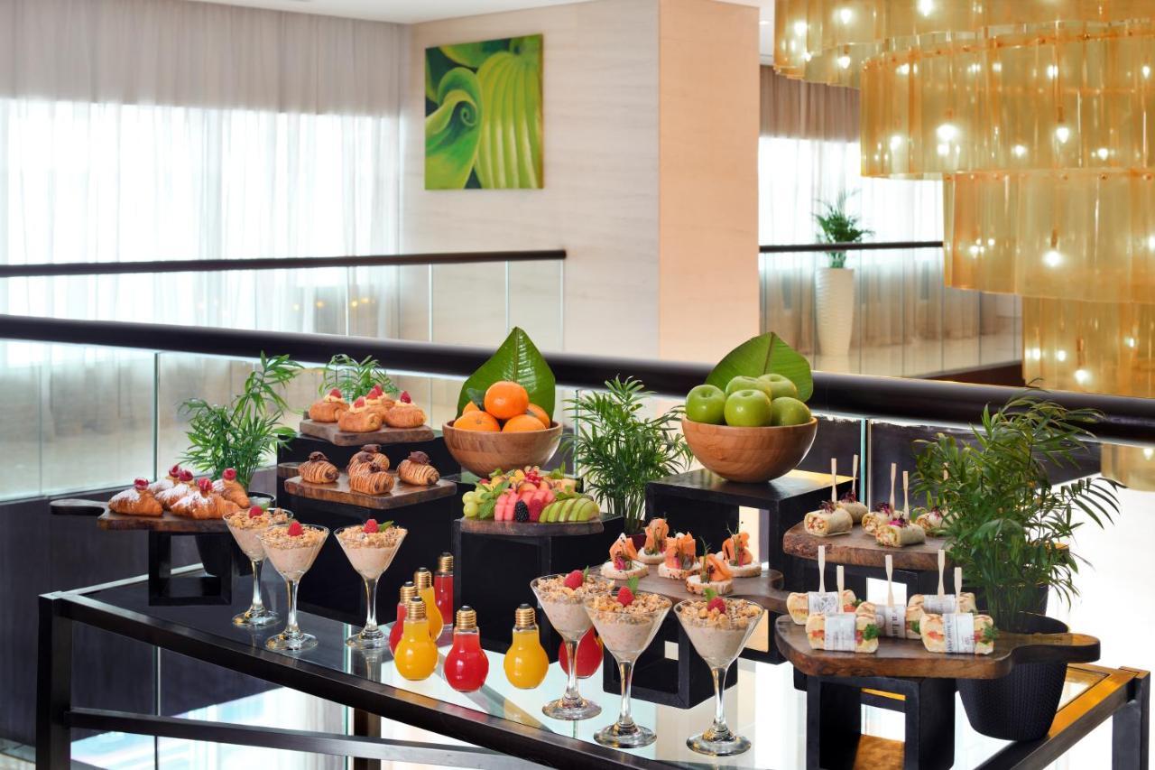 Moevenpick Hotel Jumeirah Lakes Towers Dubai Exteriör bild A dessert buffet