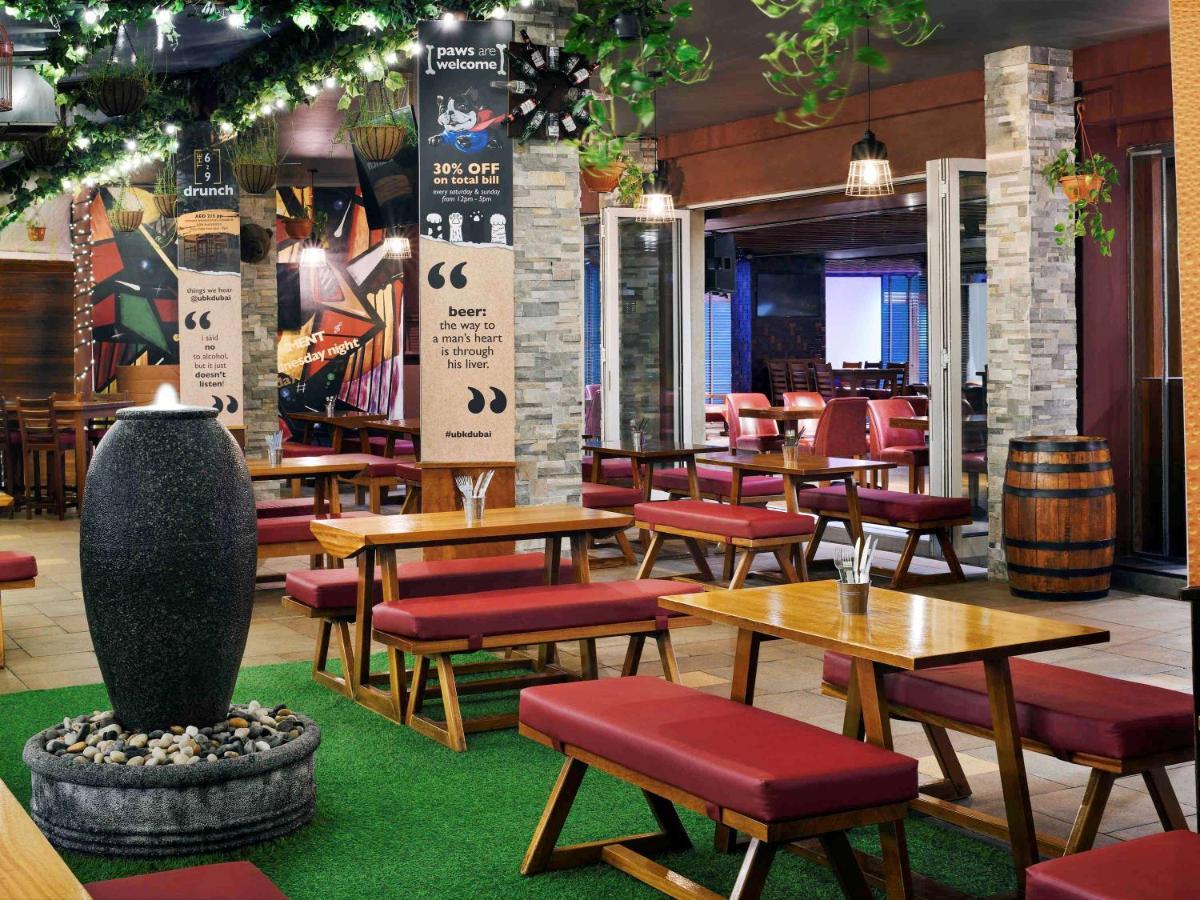 Moevenpick Hotel Jumeirah Lakes Towers Dubai Exteriör bild Interior of a typical Hooters restaurant