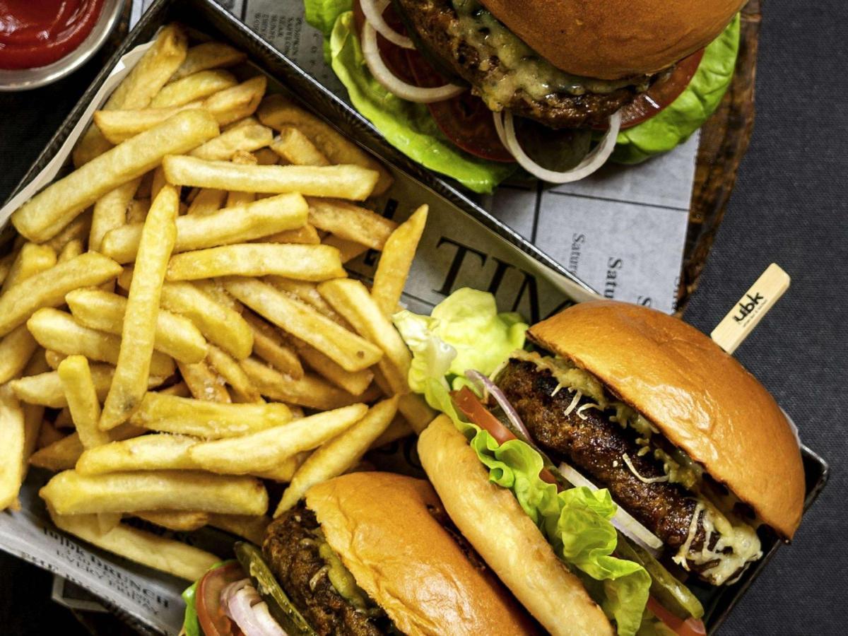 Moevenpick Hotel Jumeirah Lakes Towers Dubai Exteriör bild A burger and chips from the UK