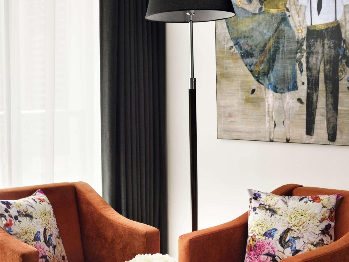Moevenpick Hotel Jumeirah Lakes Towers Dubai Exteriör bild A floor lamp