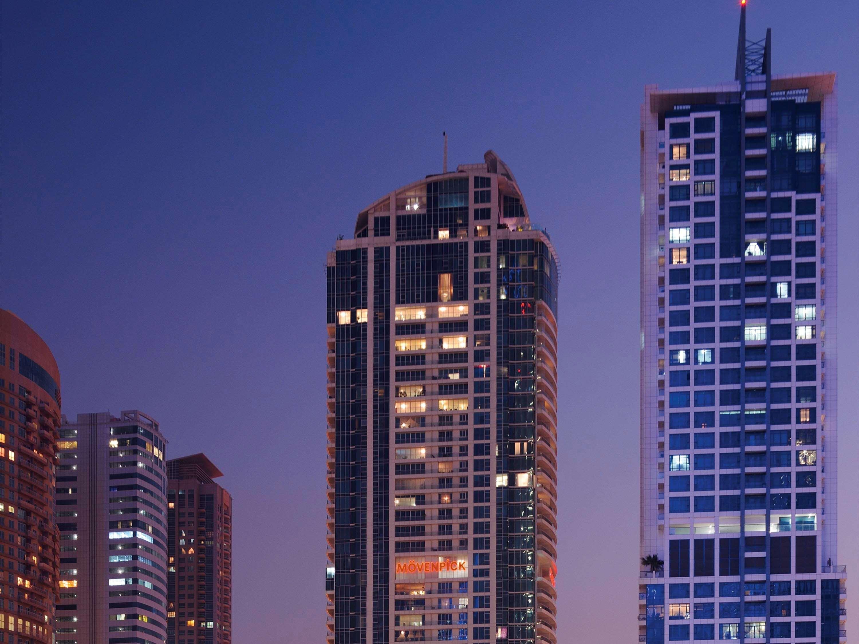 Moevenpick Hotel Jumeirah Lakes Towers Dubai Exteriör bild The building at night