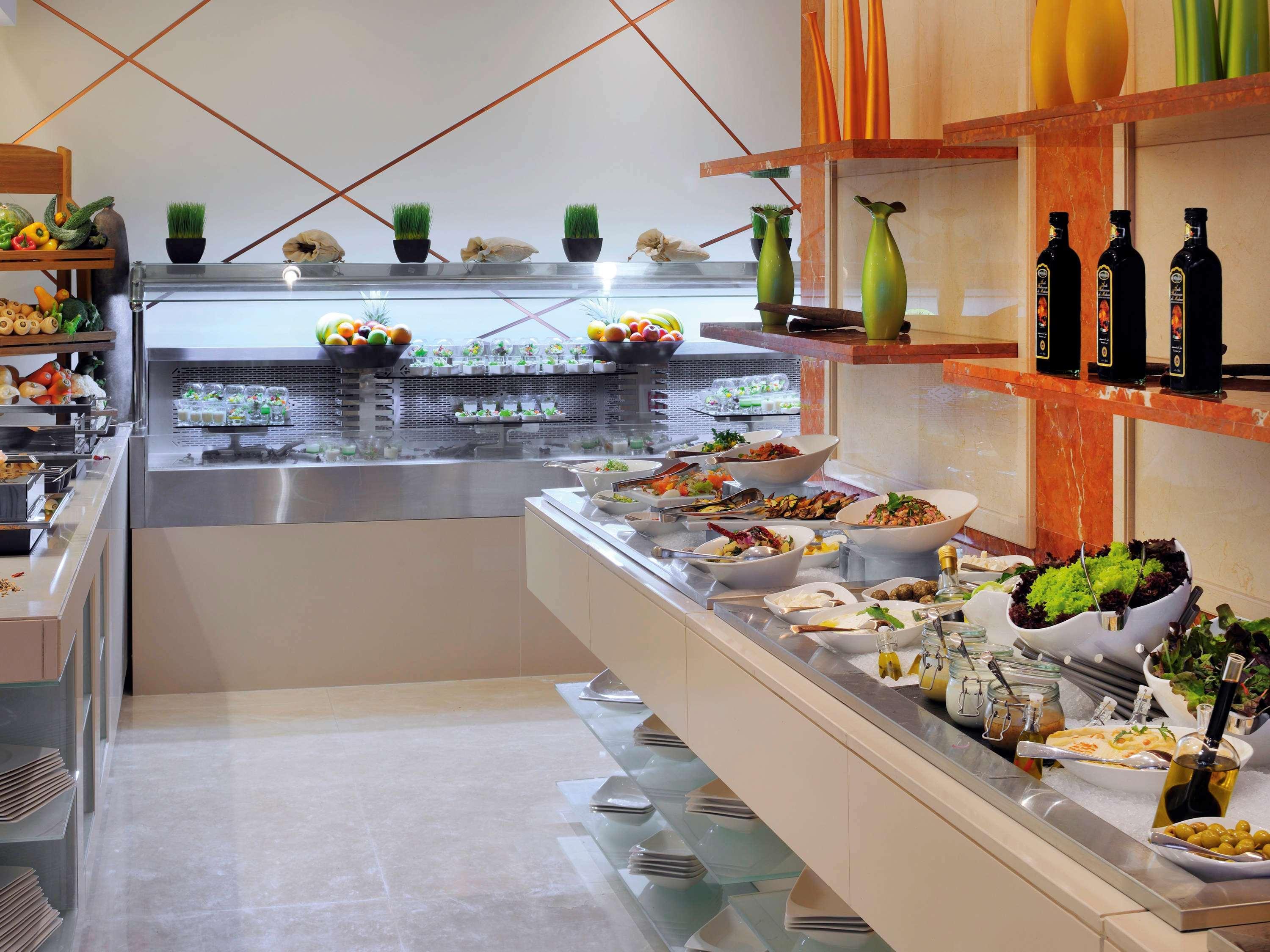 Moevenpick Hotel Jumeirah Lakes Towers Dubai Exteriör bild A salad bar