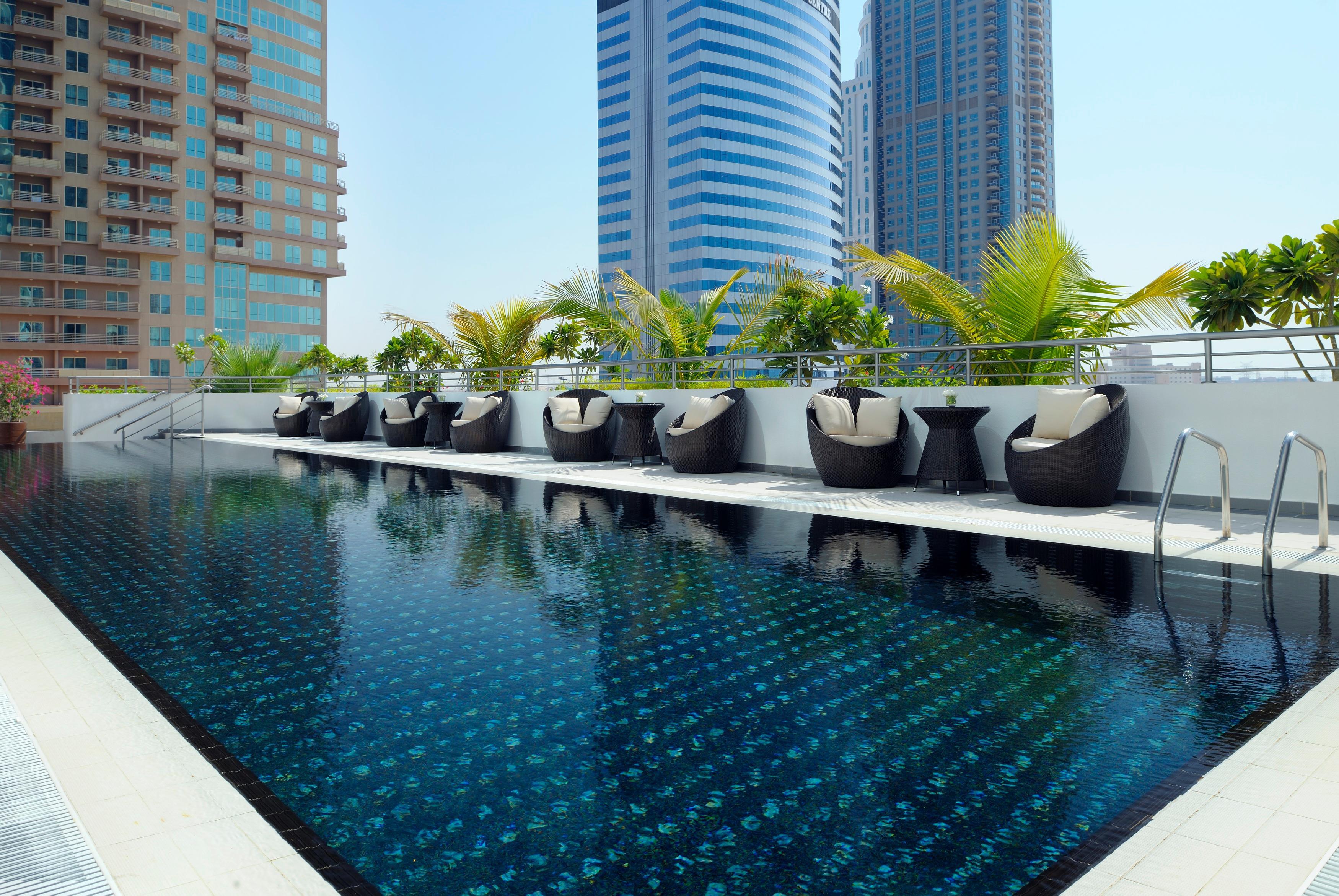 Moevenpick Hotel Jumeirah Lakes Towers Dubai Exteriör bild The pool at the 39th floor
